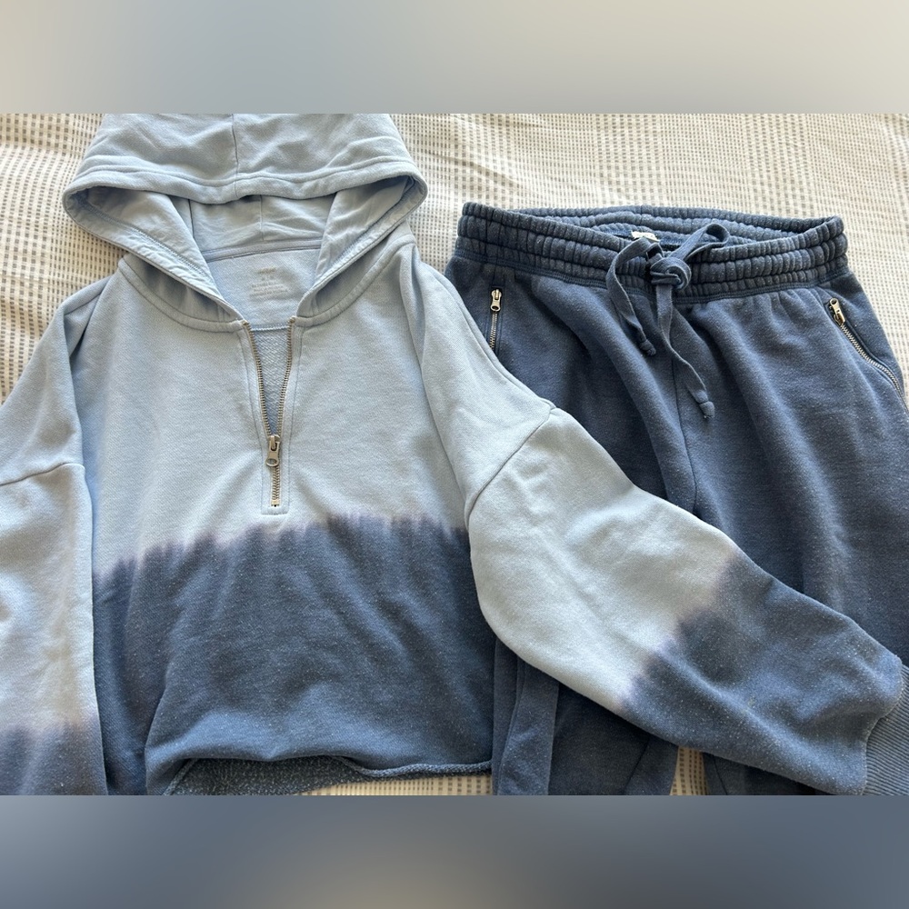 Aerie tie-dye blue sweatsuit (cropped sweater and matching joggers)
